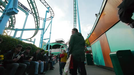 Parque-De-Diversiones-Visitado-Por-Visitantes-Felices-Que-Disfrutan-De-Las-Actividades-De-Verano-Al-Aire-Libre-Rodeados-De-Muchas-Atracciones-Y-Paseos