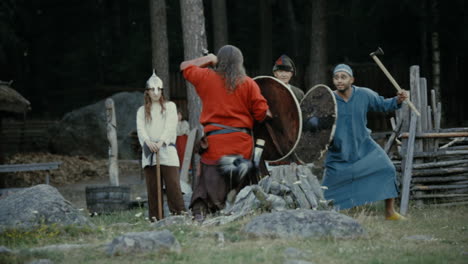 Vikingos-Socializando-Y-Practicando-Sus-Habilidades-Con-La-Espada-Entre-Sí-En-Un-Pequeño-Y-Tranquilo-Pueblo-Encantador-En-Una-Recreación-De-Un-Pueblo-De-La-época-Vikinga-En-Suecia.