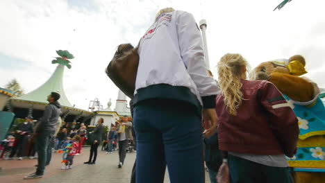 Los-Animadores-De-Feria-Llenan-El-Parque-De-Atracciones-Llevando-Alegría-Y-Alegría-A-Los-Niños-Y-Adultos-Visitantes.