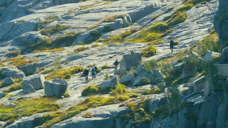 Gruppe-Von-Menschen-Posiert-Für-Fotos-Gefährlich-Nahe-An-Der-Klippe-über-Dem-Lysefjord,-Einem-Teil-Der-Malerischen-Touristenroute-Ryfylkein