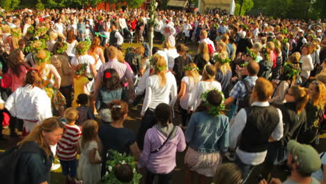 Menschen-Jeden-Alters-Kommen-Zusammen,-Tanzen-Und-Feiern-Das-Mittsommerfest-Des-Maibaums
