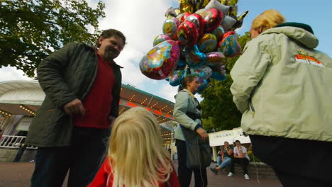 Vergnügungspark,-Der-Von-Glücklichen-Besuchern-Besucht-Wird,-Die-Im-Sommer-Outdoor-Aktivitäten-Genießen-Und-Von-Zahlreichen-Attraktionen-Und-Fahrgeschäften-Umgeben-Sind