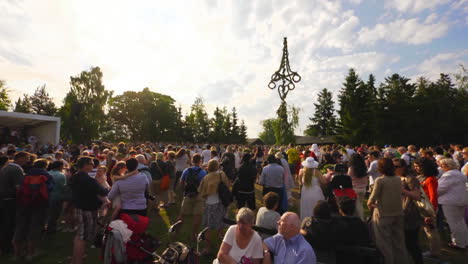 Die-Sehr-Beliebte-Schwedische-Tradition,-Mittsommer-Zu-Feiern,-Vereint-Menschen-Jeden-Alters-Und-Jeder-Ethnischen-Zugehörigkeit-An-Einem-Wunderschönen-Sommertag