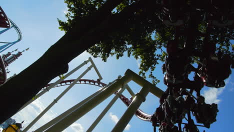 Parque-De-Diversiones-Visitado-Por-Visitantes-Felices-Que-Disfrutan-De-Las-Actividades-De-Verano-Al-Aire-Libre-Rodeados-De-Muchas-Atracciones-Y-Paseos