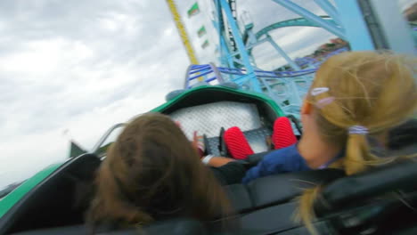 Niños-Y-Disfrutan-Montando-Una-Montaña-Rusa-A-Altas-Velocidades-En-Un-Parque-De-Diversiones-En-Verano