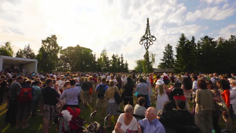 La-Muy-Popular-Tradición-Sueca-De-Celebrar-El-Solsticio-De-Verano-Une-A-Personas-De-Todas-Las-Edades-Y-Etnias-En-Un-Hermoso-Día-De-Verano.