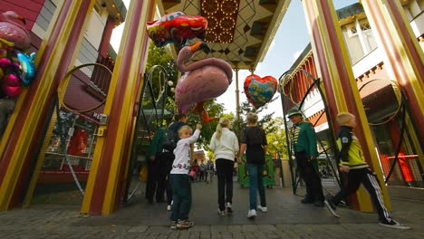 Parque-De-Diversiones-Visitado-Por-Visitantes-Felices-Que-Disfrutan-De-Las-Actividades-De-Verano-Al-Aire-Libre-Rodeados-De-Muchas-Atracciones-Y-Paseos