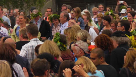 Die-Sehr-Beliebte-Schwedische-Tradition,-Mittsommer-Zu-Feiern,-Vereint-Menschen-Jeden-Alters-Und-Jeder-Ethnischen-Zugehörigkeit-An-Einem-Wunderschönen-Sommertag