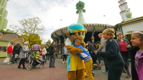 Los-Animadores-De-Feria-Llenan-El-Parque-De-Atracciones-Llevando-Alegría-Y-Alegría-A-Los-Niños-Y-Adultos-Visitantes.