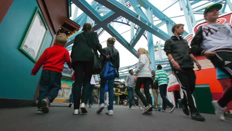 Parque-De-Diversiones-Visitado-Por-Visitantes-Felices-Que-Disfrutan-De-Las-Actividades-De-Verano-Al-Aire-Libre-Rodeados-De-Muchas-Atracciones-Y-Paseos