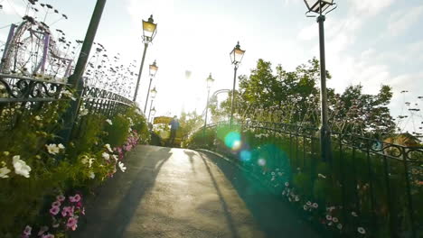 Parque-De-Diversiones-Visitado-Por-Visitantes-Felices-Que-Disfrutan-De-Las-Actividades-De-Verano-Al-Aire-Libre-Rodeados-De-Muchas-Atracciones-Y-Paseos