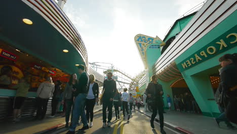 Parque-De-Diversiones-Visitado-Por-Visitantes-Felices-Que-Disfrutan-De-Las-Actividades-De-Verano-Al-Aire-Libre-Rodeados-De-Muchas-Atracciones-Y-Paseos