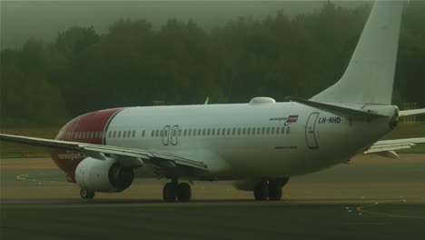 Ein-Weiß-rotes-Flugzeug,-Das-Nach-Links-Abbiegt-Und-Auf-Die-Landebahn-In-Stockholm,-Arlanda,-Zurollt