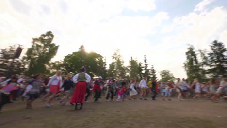 Personas-De-Todas-Las-Edades-Se-Reúnen,-Bailan-Y-Celebran-El-Festival-De-Mayo-De-Verano