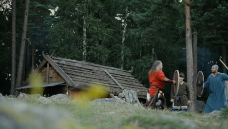 Wikinger-Treffen-Sich-Und-üben-Ihre-Schwertkünste-Miteinander-In-Einem-Charmanten-Kleinen-Dorf-In-Einer-Wikingerzeit-Dorfnachstellung-In-Schweden