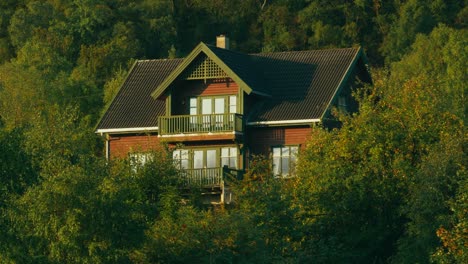 Männlicher-Wanderer-Mit-Langen-Haaren-Und-Booney-Hut-Fotografiert-Preikestolen-über-Dem-Norwegischen-Lysefjord-Im-Hintergrund,-Skandinavisches-Reise--Und-Bergwanderkonzept