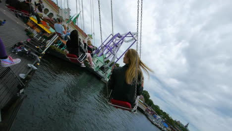 Parque-De-Diversiones-Visitado-Por-Visitantes-Felices-Que-Disfrutan-De-Las-Actividades-De-Verano-Al-Aire-Libre-Rodeados-De-Muchas-Atracciones-Y-Paseos