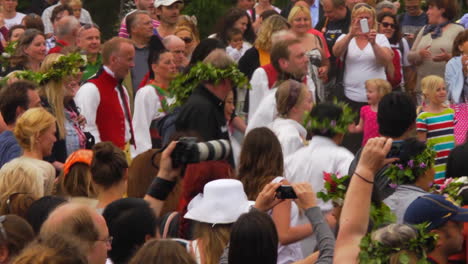 La-Muy-Popular-Tradición-Sueca-De-Celebrar-El-Solsticio-De-Verano-Une-A-Personas-De-Todas-Las-Edades-Y-Etnias-En-Un-Hermoso-Día-De-Verano.