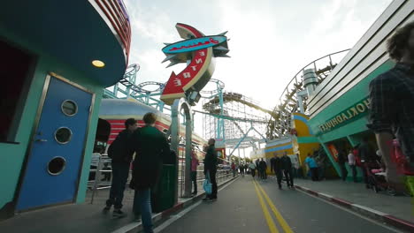 Parque-De-Diversiones-Visitado-Por-Visitantes-Felices-Que-Disfrutan-De-Las-Actividades-De-Verano-Al-Aire-Libre-Rodeados-De-Muchas-Atracciones-Y-Paseos