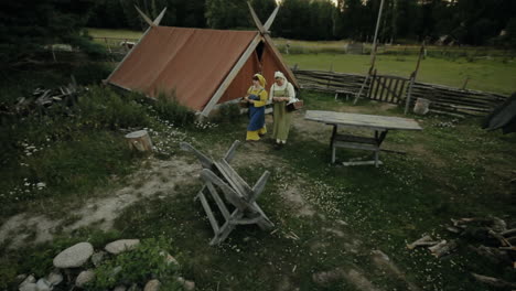 Wikinger-Treffen-Sich-Und-üben-Ihre-Schwertkünste-Miteinander-In-Einem-Charmanten-Kleinen-Dorf-In-Einer-Wikingerzeit-Dorfnachstellung-In-Schweden