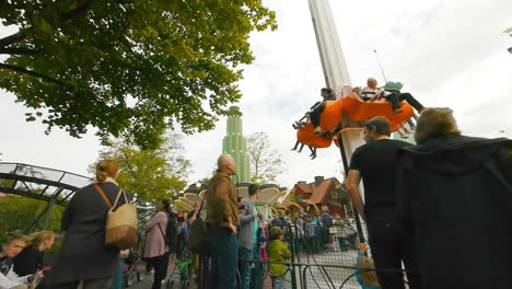 Parque-De-Diversiones-Visitado-Por-Visitantes-Felices-Que-Disfrutan-De-Las-Actividades-De-Verano-Al-Aire-Libre-Rodeados-De-Muchas-Atracciones-Y-Paseos