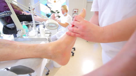 Medizinische-Fußpflege,-Klinik-Für-Podologie,-Förderung-Der-Durchblutung-Und-Lockerung-Verspannter-Muskeln