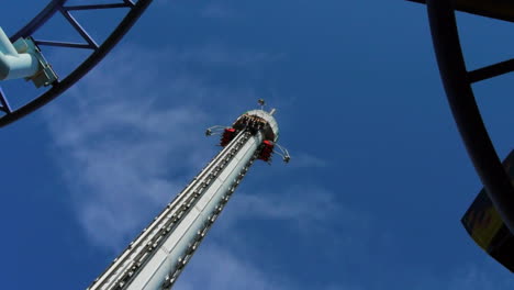 Parque-De-Diversiones-Visitado-Por-Visitantes-Felices-Que-Disfrutan-De-Las-Actividades-De-Verano-Al-Aire-Libre-Rodeados-De-Muchas-Atracciones-Y-Paseos