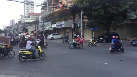 Movimiento-Lento-Del-Tráfico-En-Phnom-Penh,-Camboya