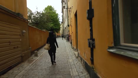 Caminando-Por-El-Pintoresco-Casco-Antiguo-De-Estocolmo-Con-Una-Steadicam