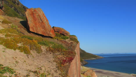 Eine-Aufnahme-Des-Blauen-Ozeans-Und-Eines-Sandstrandes