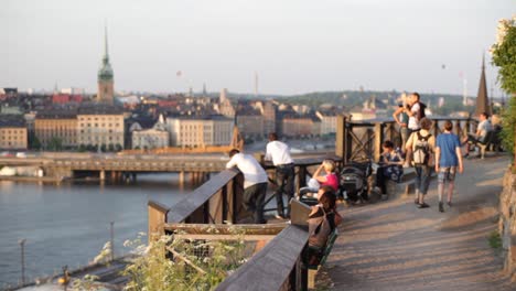 In-Stockholm-Vergnügen-Sich-Die-Menschen-In-Einem-Geselligen-Umfeld
