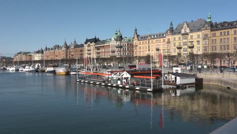 Los-Hermosos-Canales-De-Estocolmo-Que-Atraviesan-La-Ciudad.