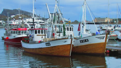 Panorámica-Con-Un-Par-De-Barcos-En-Primer-Plano-Atracados-En-Un-Muelle-Flotante-De-Madera