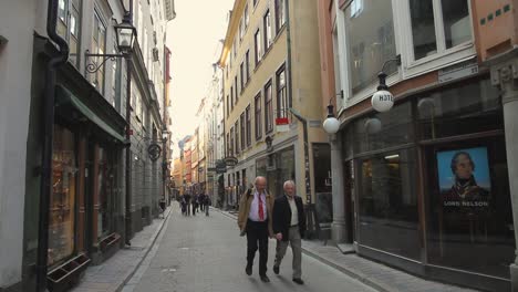 Menschen,-Die-Durch-Stockholms-Malerische-Fußgängerzone-In-Der-Altstadt-Spazieren