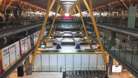 Schwenkaufnahme-Einer-Gepäckförderbandhalle-In-Einem-Flughafen-In-Zeitlupe