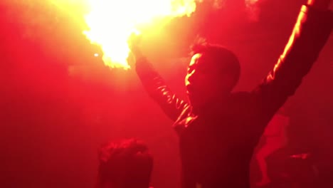 Vietnam-Fußball-Fan-Winkt-Mit-Feuer-In-Hanoi,-Vietnam