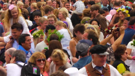 Die-Sehr-Beliebte-Schwedische-Tradition,-Mittsommer-Zu-Feiern,-Vereint-Menschen-Jeden-Alters-Und-Jeder-Ethnischen-Zugehörigkeit-An-Einem-Wunderschönen-Sommertag