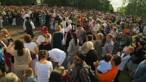 Menschen-Jeden-Alters-Kommen-Zusammen,-Tanzen-Und-Feiern-Das-Mittsommerfest-Des-Maibaums