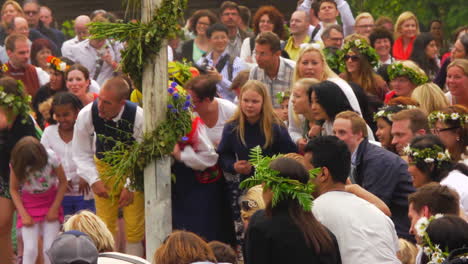 Die-Sehr-Beliebte-Schwedische-Tradition,-Mittsommer-Zu-Feiern,-Vereint-Menschen-Jeden-Alters-Und-Jeder-Ethnischen-Zugehörigkeit-An-Einem-Wunderschönen-Sommertag