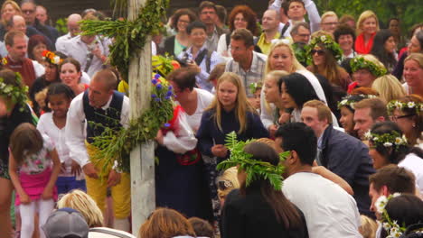 La-Muy-Popular-Tradición-Sueca-De-Celebrar-El-Solsticio-De-Verano-Une-A-Personas-De-Todas-Las-Edades-Y-Etnias-En-Un-Hermoso-Día-De-Verano.