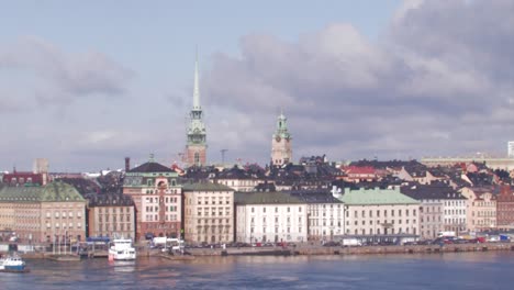 Stockholms-Geschäftige-Und-Malerische-Saltsjon-Wasserstraße-Voller-Fähren-Und-Schiffe