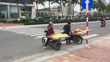 Motorbike-street-food-and-fruit-vendors-in-Da-Nang,-Vietnam