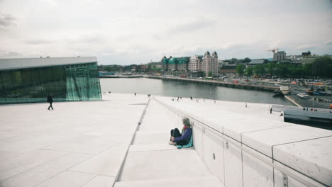 La-ópera-De-Oslo-Y-Su-Hermosa-Arquitectura-Moderna-Es-El-Teatro-De-ópera-Nacional-De-Noruega,-Sede-De-La-ópera-Y-El-Ballet-Nacionales-De-Noruega.