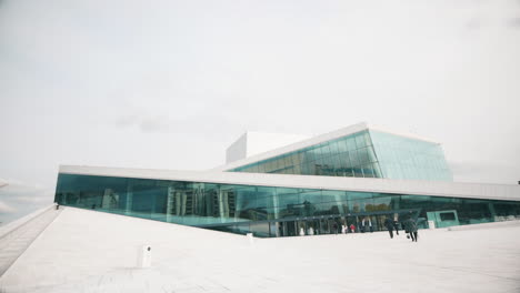 La-ópera-De-Oslo-Y-Su-Hermosa-Arquitectura-Moderna-Es-El-Teatro-De-ópera-Nacional-De-Noruega,-Sede-De-La-ópera-Y-El-Ballet-Nacionales-De-Noruega.