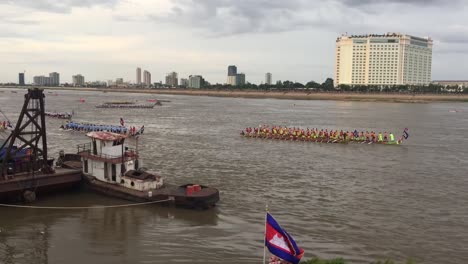 Rowers-in-water-in-Phnom-Penh,-Cambodia