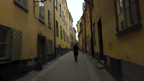 Caminando-Por-El-Pintoresco-Casco-Antiguo-De-Estocolmo-Con-Una-Steadicam
