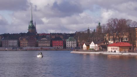 Stockholms-Geschäftige-Und-Malerische-Saltsjon-Wasserstraße-Voller-Fähren-Und-Schiffe