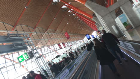 Toma-En-ángulo-Holandés-De-Gente-Caminando-En-Un-Autowalk-En-El-Aeropuerto-De-Madrid