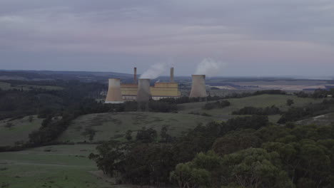 Central-Eléctrica-De-Carbón-De-Yallourn-En-Las-Afueras-De-Moe,-Morwell,-Victoria,-Australia,-Toma-Aérea-De-Drones-Volando