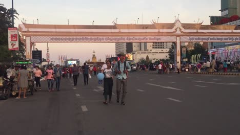 Menschen-Gehen-Die-Straße-Entlang-In-Phnom-Penh,-Kambodscha